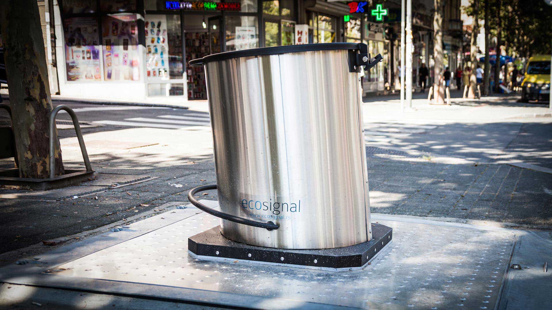 Inox nadzemna kanta u gradskom okruženju