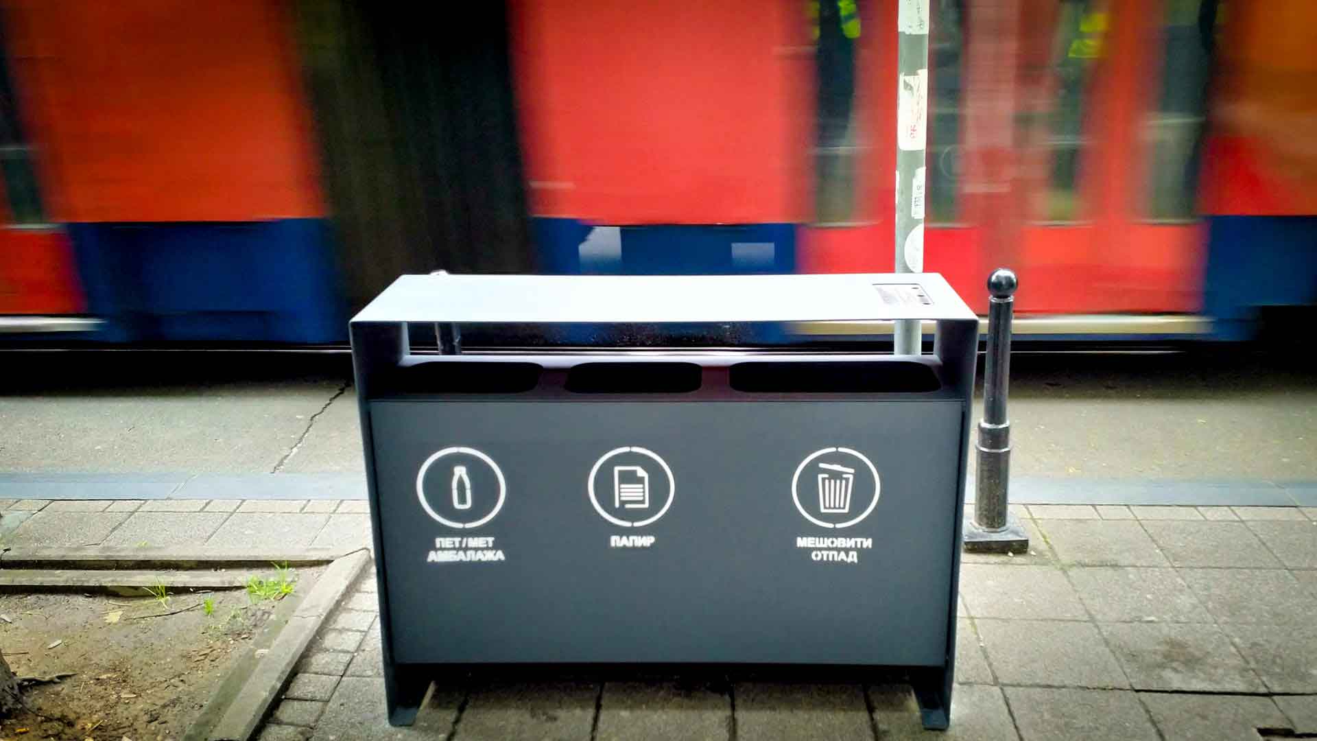 Đubrijera za selektovani otpad na stanici gradskog prevoza